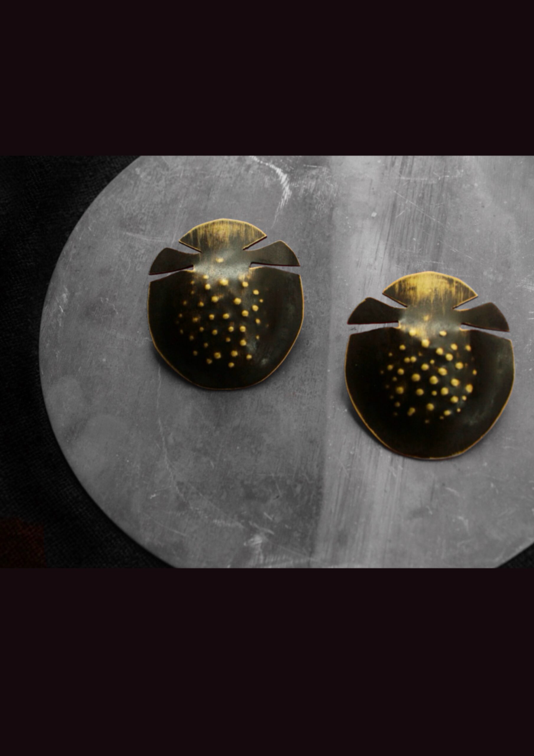 large Tortoise beetle_studs black - Image 2